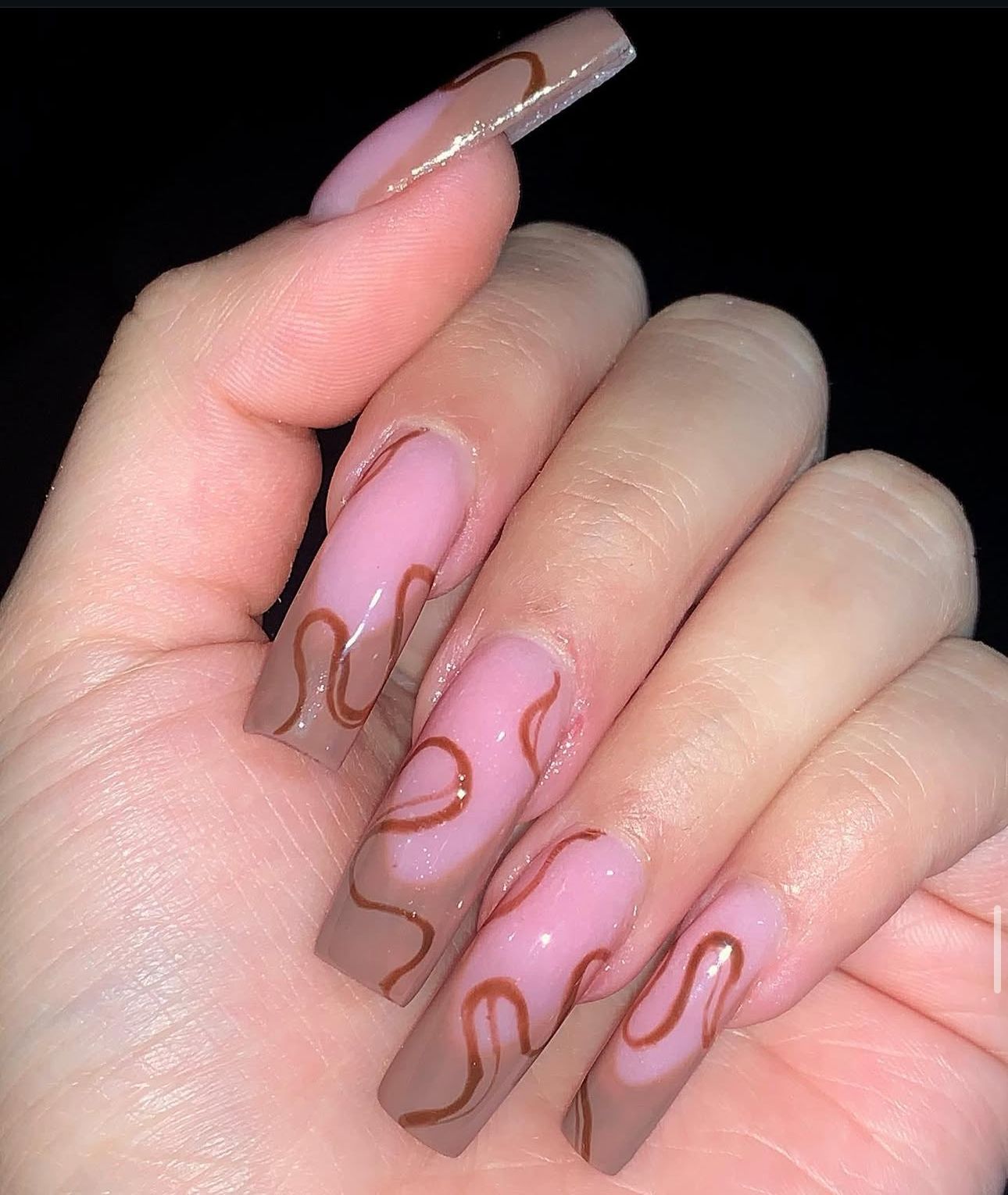 Uñas chrome stiletto por Dita Nails